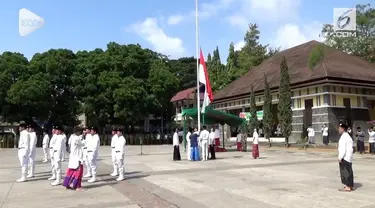 Tali bendera mendadak putus saat upacara Hari Santri Nasional dilakukan di Kuningan, Jawa Barat.