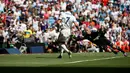 Bintang Real Madrid, Cristiano Ronaldo saat mencetak gol ke gawang Osasuna pada La Liga Spanyol di Stadion Santiago Bernabeu, Madrid, Spanyol,  (10/09/2016) malam  WIB. (REUTERS/Juan Medina)