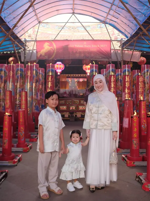 6 Potret Larissa Chou Rayakan Imlek 2026 Bareng Keluarga, Anaknya Dapat Angpau