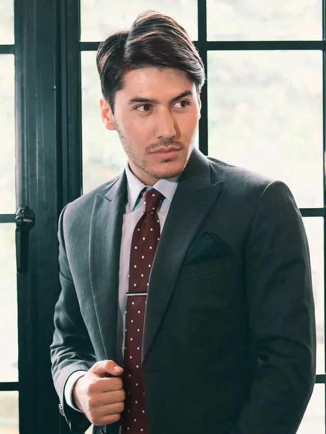7 Gaya Valentino Peter dengan Setelan Jas yang Ini Tampil Stylis