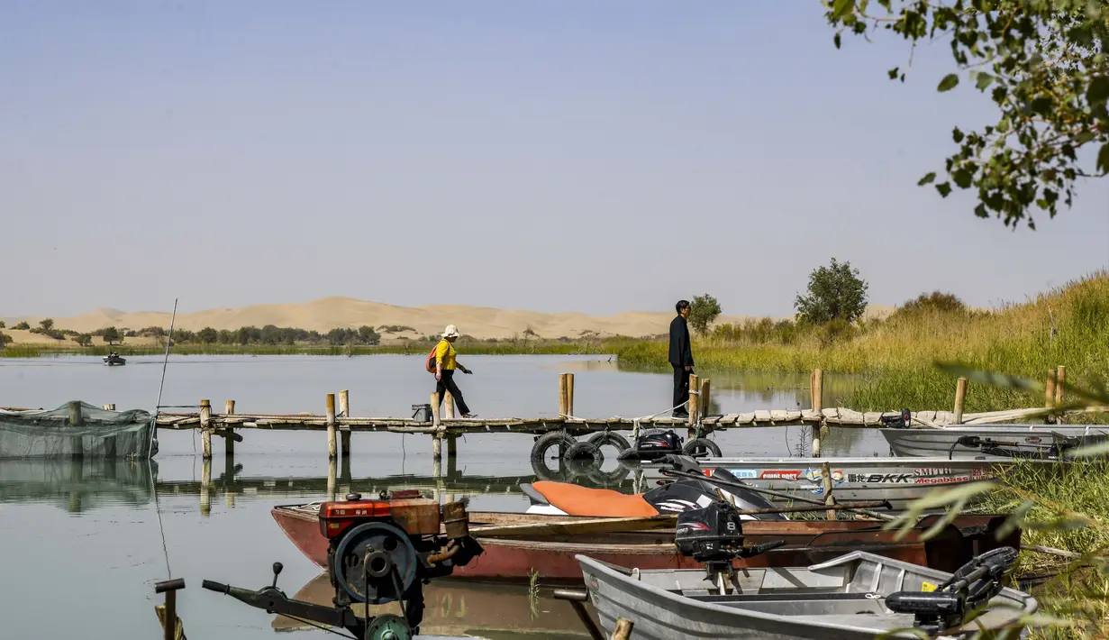 Sejumlah wisatawan menikmati pemandangan Danau Lop di wilayah Yuli, Daerah Otonom Uighur Xinjiang, China barat laut, 16 September 2020. (Xinhua/Zhao Ge)