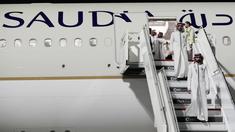 Pemain Timnas Arab Saudi tiba Bandara Internasional Hamad di Doha, Qatar. Pasukan The Green Falcons akan berlaga di Piala Dunia 2022 Qatar. (AP/Hassan Ammar)