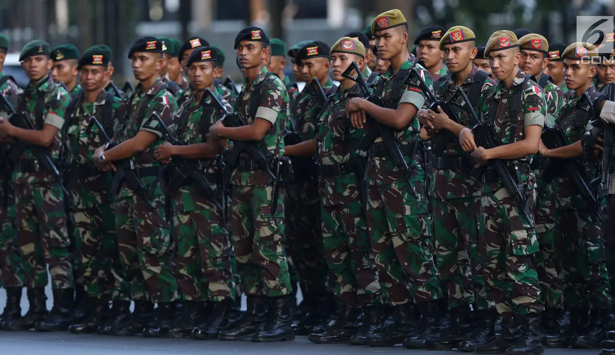 Pasukan TNI saat mengikuti apel kesiapan pelaksanaan Asian Games 2018 di lingkar luar Stadion Utama GBK, Jakarta, Senin (4/6). Apel dipimpin Sekjen INASGOC, Eris Herryanto dan diikuti semua unsur terkait. (Liputan6.com/Helmi Fithriansyah)