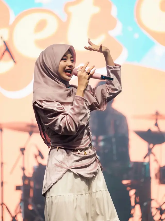 5 Gaya Outfit Hijab Ghea Indrawari saat Manggung, Bikin Pangling