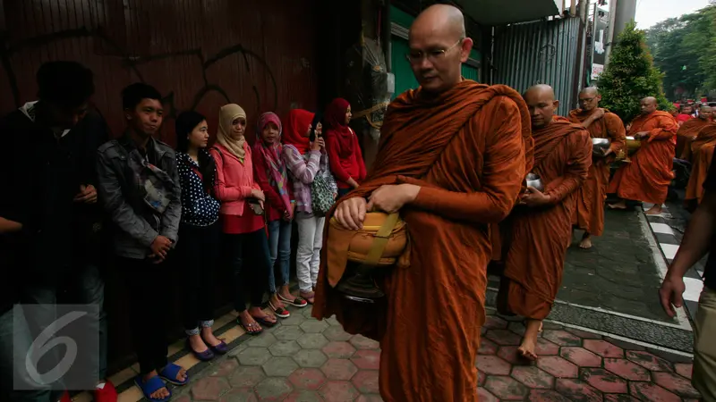 20160521-Jelang Waisak, Bhiksu Budha Lakukan Pindapata