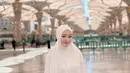 Puteri Modiyanti diketahui sedang menjalani ibadah Umroh. Penampilan cantik nan anggunnya di foto ini, Puteri Modiyanti tampil tertutup mengenakan abaya dan hijab putih polos. [Foto: Instagram/putmod]