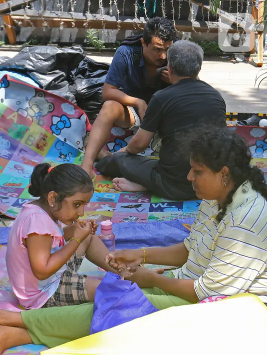 Sejumlah pencari suaka beraktivitas di trotoar kantor UNHCR, Jalan Kebon Sirih, Jakarta, Sabtu (1/5/2021). Para pencari suaka itu menuntut Komisi Tinggi PBB untuk Pengungsi (UNHCR) meminta kejelasan atas status dan memperhatikan nasib mereka selama hidup di Indonesia. (Liputan6.com/Herman Zakharia)