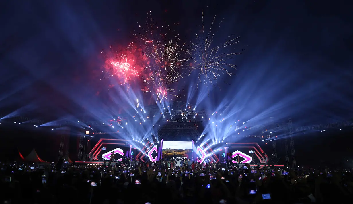 Begitu juga dengan Tanah Air. Pada pergantian tahun kali ini, berbagai daerah menyemarakkan dengan pesta kembang api demi menyambut datangnya tahun baru 2017. (Nurwahyunan/Bintang.com)