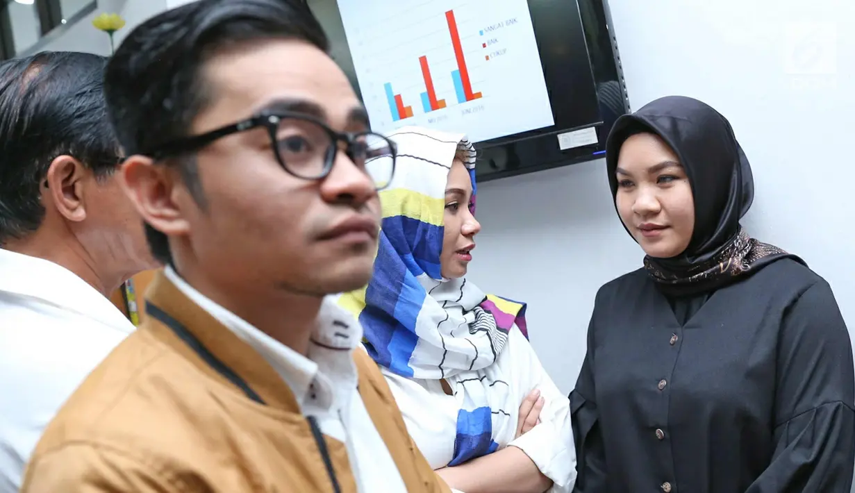 Georgia Aisyah bersiap menjalani sidang perdana perceraian dengan Aldi Taher di Pengadilan Agama Jakarta Pusat, Senin (20/11). Georgia yang mengenakan pakaian serba hitam ini didampingi kuasa hukum dan keluarganya. (Liputan6.com/Herman Zakharia)