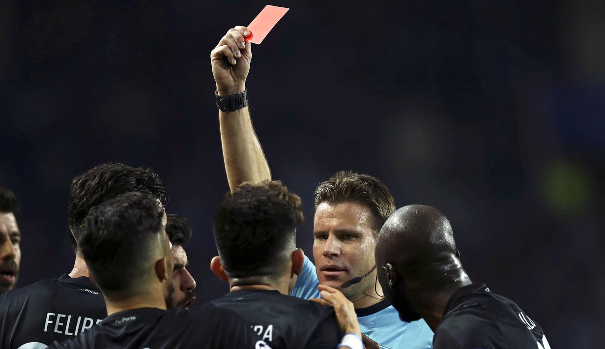 Wasit Felix Brych, memberikan kartu merah kepada pemain FC Porto, Alex Telles, saat pertandingan antara FC Porto melawan Juventus pada laga liga Champion di Stadion Dragao (22/02/2017). (EPA/Estela Silva)