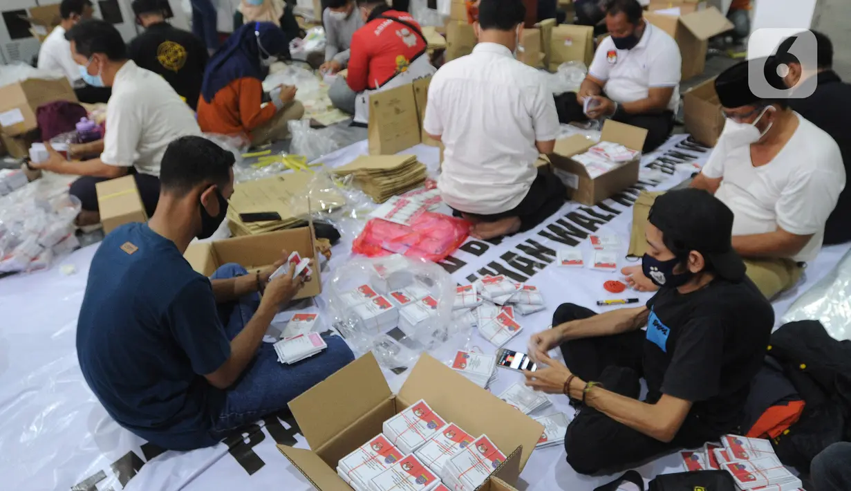 Pekerja menyortir surat suara di Gudang Logistik KPU, Depok, Senin (23/11/2020). Komisi Pemilihan Umum (KPU) Kota Depok telah menerima sebanyak 1.262.051 surat suara yang dicetak untuk Pilkada 2020 sesuai jumlah daftar pemilih tetap (dpt) ditambah 2,5 persen cadangan. (merdeka.com/Arie Basuki)