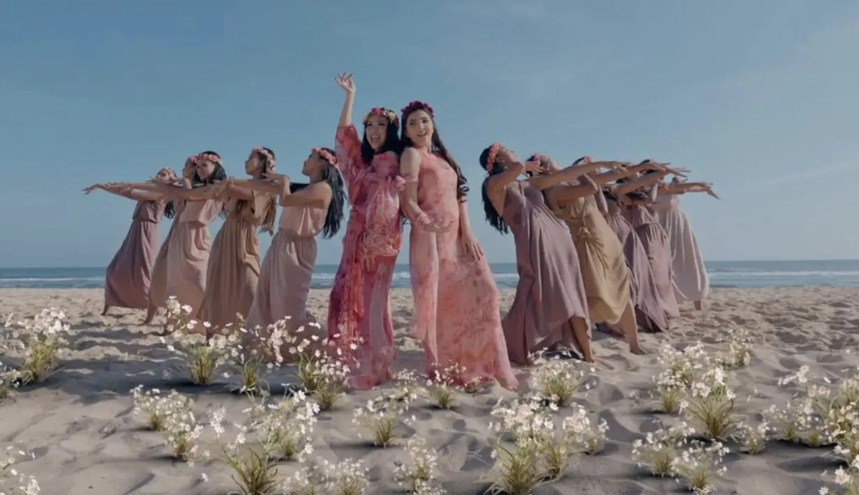 Tak selalu hadir dengan gaya futuristik, tampilan Ashanty dan Titi DJ dalam balutan dress flowy bercorak floral hadirkan pesona yang begitu semarak. [Foto: Instagram/ Titi DJ]