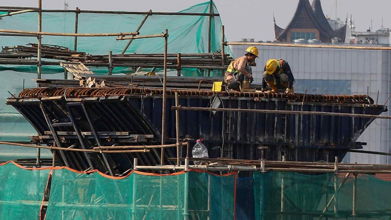 Pekerja menyelesaikan pembangunan tiang penyangga selama pengerjaan proyek Lintas Raya Terpadu (LRT) Jakarta di kawasan Manggarai, Jakarta, Selasa (16/7/2024). Foto: Liputan6.com/Angga Yuniar