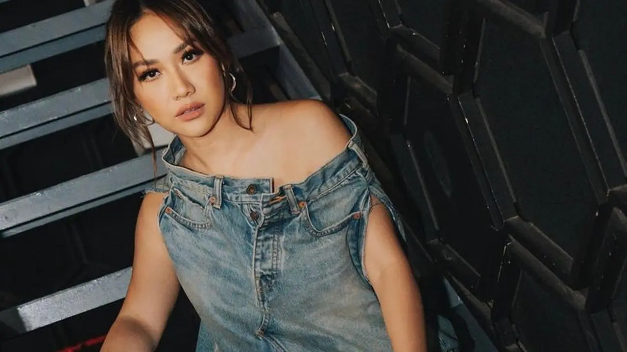 Tampilan Nyentrik BCL Pakai Atasan Menyerupai Celana Jeans Curi Perhatian