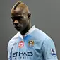 2. Mario Balotelli – Mantan Pemain Manchester City ini merupakan salah satu pemain yang paling sering diperbincangkan netizen. Salah satu yang paling viral adalah meme Aksi selebrasi bertelanjang dada dan memamerkan tubuh. (AFP/Paul Ellis)