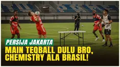 Para pemain Persija Jakarta menjalani sesi latihan santai namun penuh keseruan jelang laga panas melawan Madura United di pekan ke-10 BRI Super League 2025/2026. Di sela latihan resmi, sejumlah penggawa Macan Kemayoran asal Brasil terlihat bermain Te...