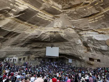  Ribuan kaum Kristen Koptik Ortodoks saat menghadiri acara Minggu Palma di Biara Samaan, gunung Mokattam, Kairo , Mesir , (24/4).  Uniknya dari tempat ibadah ini yaitu yang bangunannya yang tersambung dengan gunung. (REUTERS / Amr Abdallah Dalsh)
