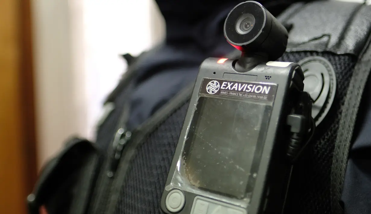 Sebuah kamera tubuh melekat pada dada seorang anggota kepolisian di Marseille, Prancis, 15 Februari 2017. Penggunaan kamera tubuh kepada para anggota polisi setiap sedang berpatroli ini dilakukan untuk menekan angka kriminalitas. (BORIS HORVAT/AFP)