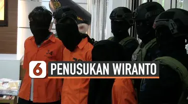 Polisi merilis hasil penangkapan terduga teroris dan barang buktinya setelah penesukkan Menko Polhukam Wiranto. Terungkap fakta, pelaku menyuruh anak dan istrinya ikut menyerang polisi.