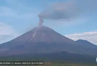 Gunung Semeru erupsi