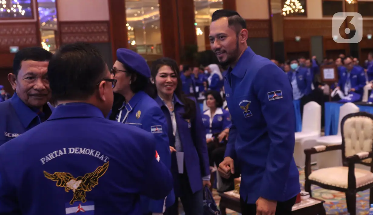 Ketum Partai Demokrat  Agus Harimurti Yudhoyono menyapa para kader usai terpilih secara aklamasi saat Kongres V Partai Demokrat di JCC, Jakarta, Minggu (15/3/2020). AHY menggantikan Susilo Bambang Yudhoyono menjadi ketum partai. (Liputan6.com/Angga Yuniar)