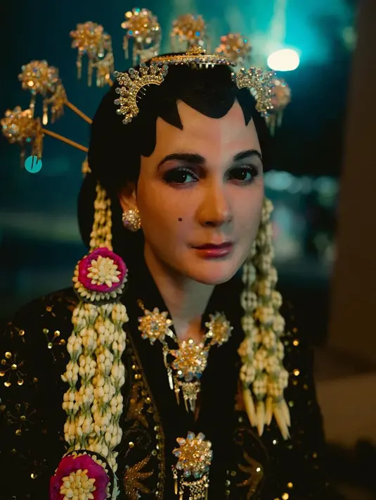 Kebaya pengantin berwarna hitam yang dipenuhi payet berkilauan membuat Luna Maya tampil sempurna. Riasan paes hingga cucuk mentul dan ronce bunga melati membuatnya tampil bak pengantin Jawa. [Foto: Instagram/lunamaya]