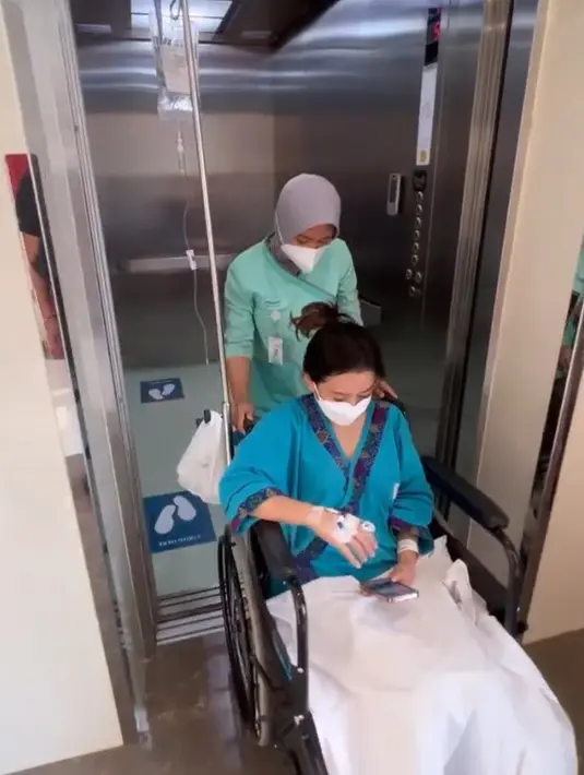 Baru-baru ini Citra kembali terlihat di rumah sakit untuk melakukan prosedur tersebut. (Instagram @citra_monica)