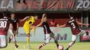 Tembakan Septian David Maulana melewati hadangan para pemain Gresik United pada partai kedua Grup 1 Piala Presiden 2017 di Stadion Maguwoharjo, Sleman, Sabtu (4/2/2017). Mitra Kukar menang 1-0. (Bola.com/Nicklas Hanoatubun)