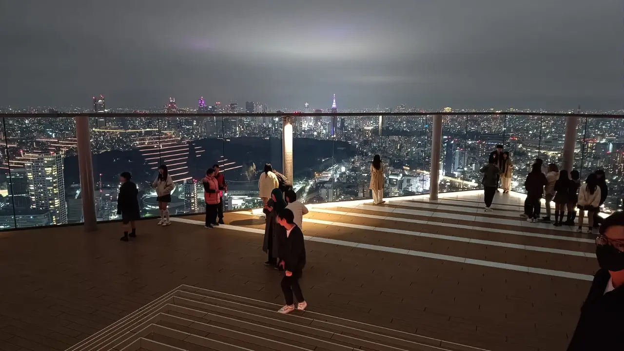 Shibuya Scramble Square adalah tempat terbaik untuk melihat pemandangan kota metropolitan Tokyo dari ketinggian 230 meter.