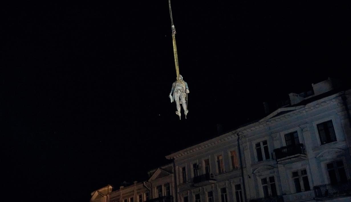Pekerja memindahkan sebagian monumen untuk Catherine II yang juga dikenal sebagai "Monumen Pendiri Odesa" di Odesa, Ukraina, 29 Desember 2022. Keputusan untuk membongkar monumen yang terdiri dari patung Permaisuri Rusia Catherine II dan rekannya dibuat baru-baru ini oleh penduduk Odesa melalui pemungutan suara elektronik. (AP Photo/LIBKOS)