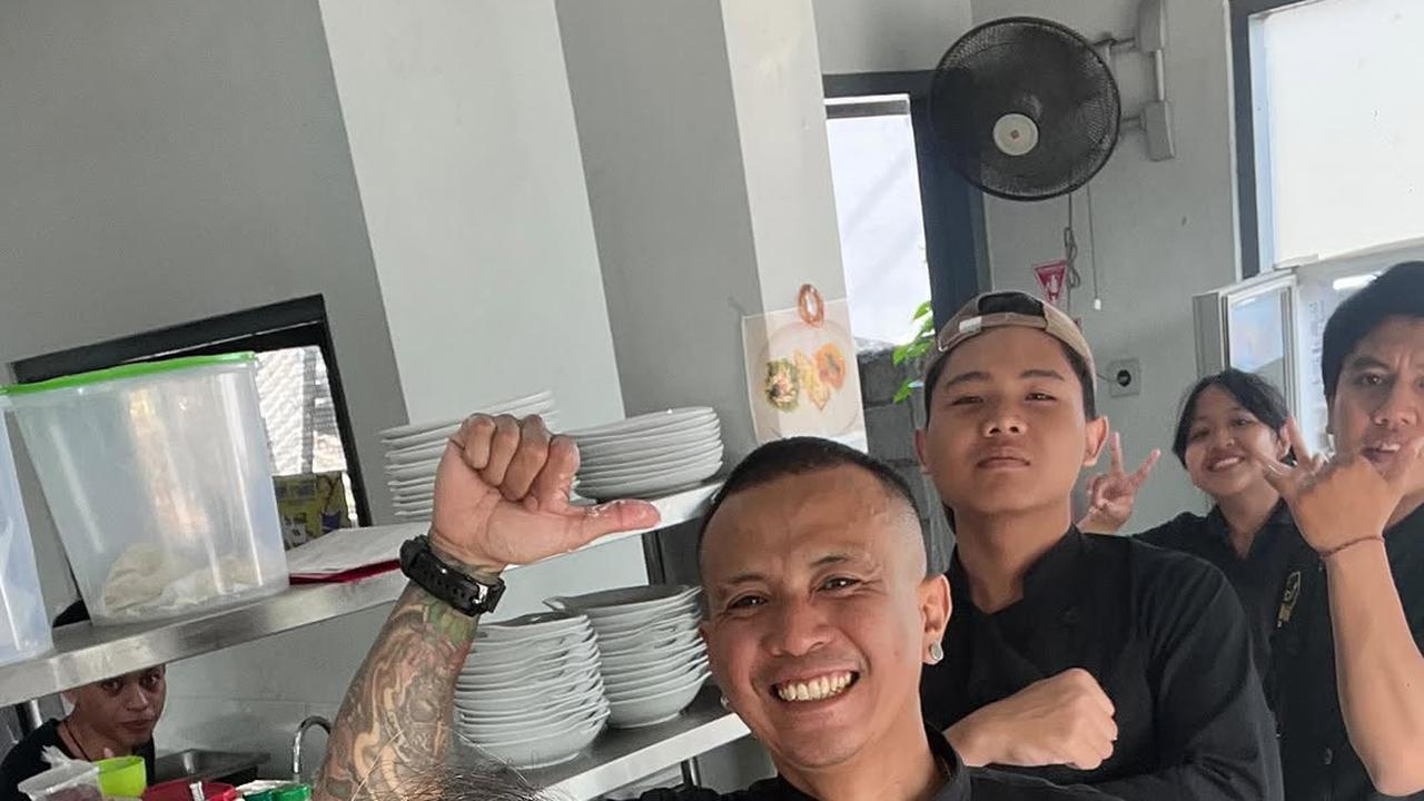 Bisnis Kuliner di Bali, Ini 7 Potret Tamara Bleszynski Turun Tangan Masak Sendiri