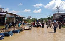Banjir Aceh Selatan Lumpuhkan Lintasan Aceh-Sumut, Ratusan Kendaraan Terjebak