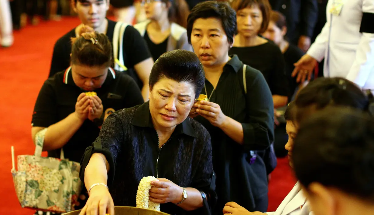 Warga menangisi kepergian Raja Thailand Bhumibol Aduyadej di Grand Palace, Bangkok, Jumat (14/10). Raja Bhumibol meninggal pada usia 88 tahun. (Reuters/Athit Perawongmetha)