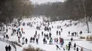 Orang-orang memadati taman Wilmersdorf-Schoeneberg saat mereka memanfaatkan salju tebal untuk menggunakan kereta luncur dan bermain salju di dekat balai kota di distrik Schoeneberg Berlin  (8/2/2021). (AFP/ Odd Andersen)