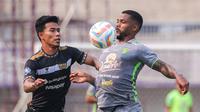 Pemain Persebaya Surabaya, Paulo Victor (kanan) berebut bola dengan pemain Dewa United, Agung Mannan pada laga lanjutan BRI Liga 1 2023/2024 antara Dewa United melawan Persebaya Surabaya di Indomilk Arena, Tangerang, Sabtu (30/09/2023). (Bola.com/Bagaskara Lazuardi)