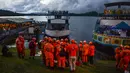 Tim penyelamat bersiap dalam operasi pencarian korban tenggelamnya kapal wisata Almirante di sebuah waduk, Kolombia barat daya, Minggu (25/6). Sejumlah helikopter militer dan penyelam juga dikerahkan ke lokasi kejadian. (JOAQUIN SARMIENTO / AFP)