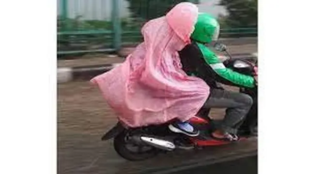 6 Potret Dandan Jadi Pocong Warna-Warni Ini Nyeleneh, Kocak