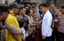 FOTO: Momen Wapres Gibran Tinjau Kebakaran di Kemayoran, Bagikan Mainan untuk Anak-Anak Terdampak