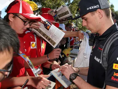 Pembalap Tim Red Bull, Max Verstappen memberikan tanda tangan kepada fans sesaat sebelum latihan bebas Formula 1 (F1) GP Australia di Melbourne, Jumat (23/3). Balapan F1 GP Australia 2018 sendiri akan bergulir pada Minggu, 25 Maret besok (AP/Rick Rycroft)