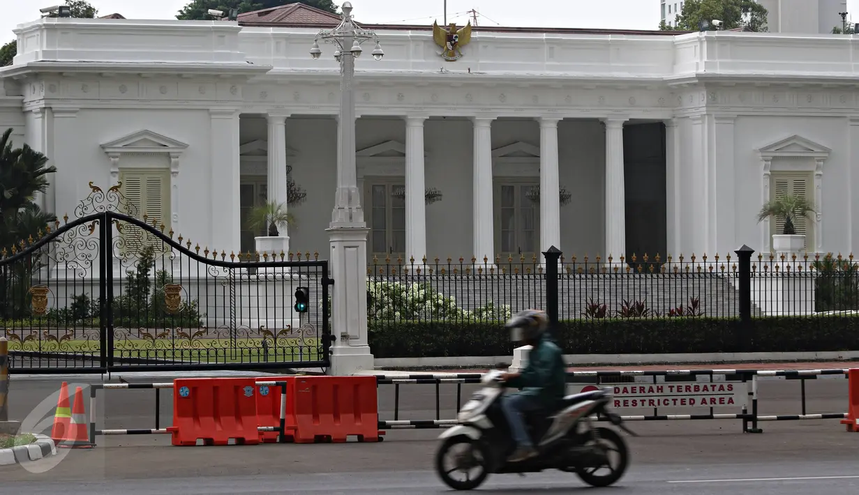 Pengendara motor melintas di depan Istana Negara, Jakarta, Selasa (24/11). Aktivitas serta lalu lintas di sekitar Istana masih terlihat sepi dan kondusif meskipun kawasan tersebut menjadi salah satu tempat aksi mogok buruh (Liputan6.com/Immanuel Antonius)