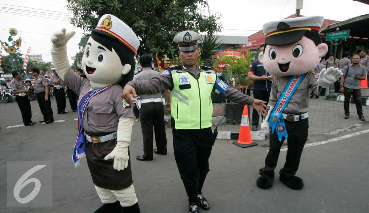 Maskot Polantas ikut mengatur lalu lintas di depan Warung polisi gratis di kawasan Abubakar Ali,Yogyakarta, Kamis (22/9). Warung itu dibuka untuk masyarakat pada HUT Polantas ke 61 dengan menyediakan 550 porsi. (Liputan6.com/ Boy Harjanto)