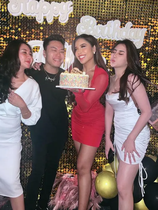 Millen sendiri tampil stunning abis. Ia kenakan mini dress ketat warna merah. Gaun itu berpotongan rendah bikin dada Millen terlihat menonjol. (instagram.com/millencyrus)