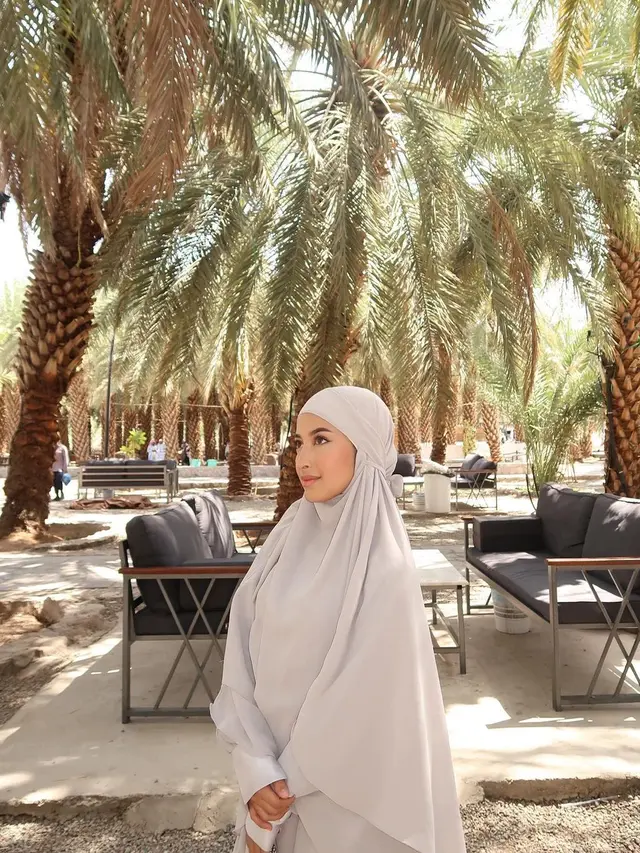 6 Pesona Anggun Jennifer Coppen dalam Balutan Hijab saat Umrah