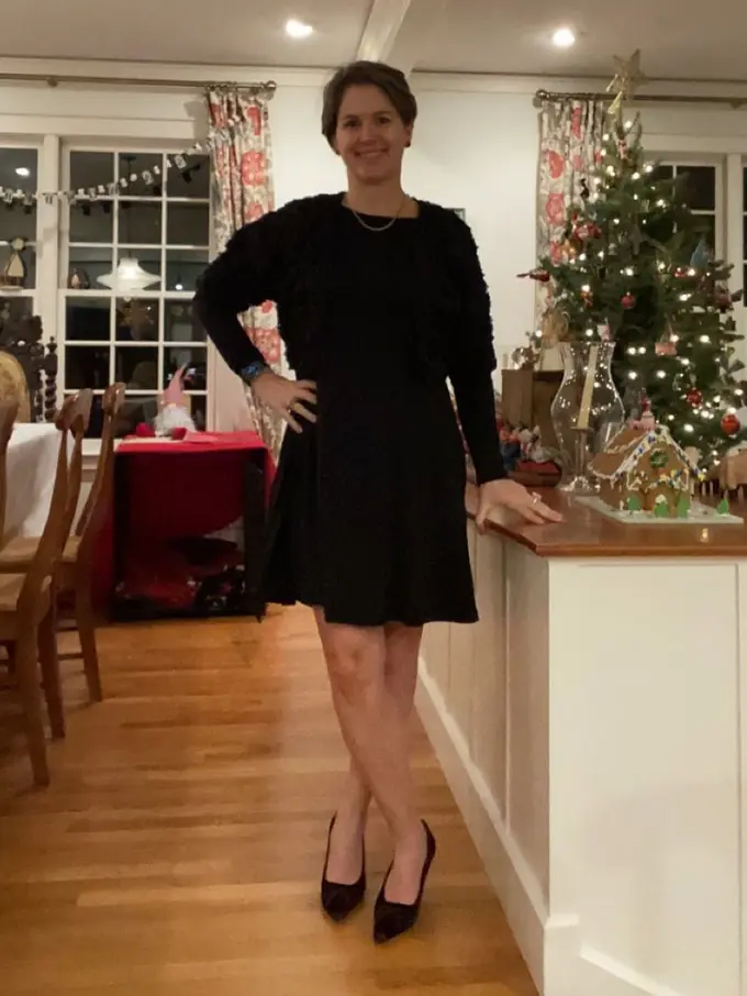 Seorang Perempuan Hanya Kenakan Satu Dress Selama 100 Hari