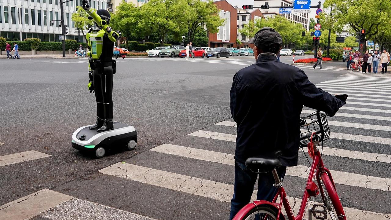 FOTO: China Kerahkan Robot Humanoid Canggih untuk Atur Lalu Lintas