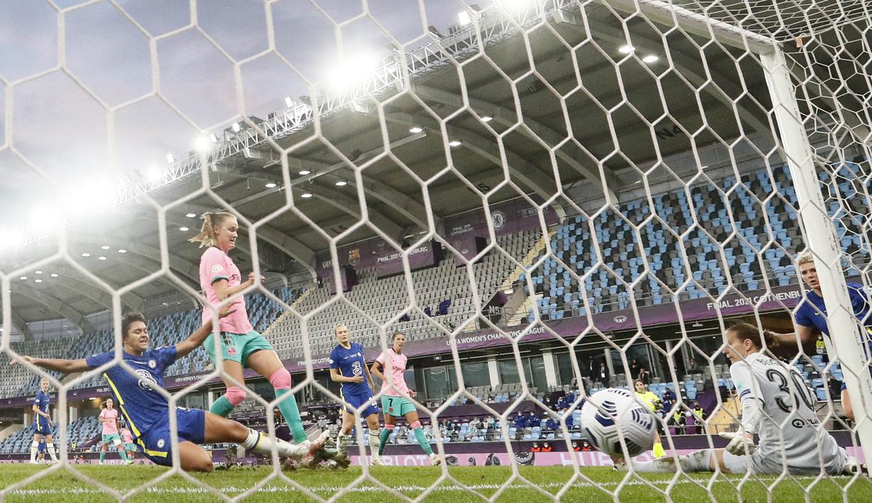 Pemain Barcelona, Caroline Graham Hansen, mencetak gol ke gawang Chelsea pada laga fina Liga Champions Wanita di Gothenburg, Swedia, Senin (17/5/2021). Barcelona menang dengan skor 4-0. (AP//Martin Meissner)