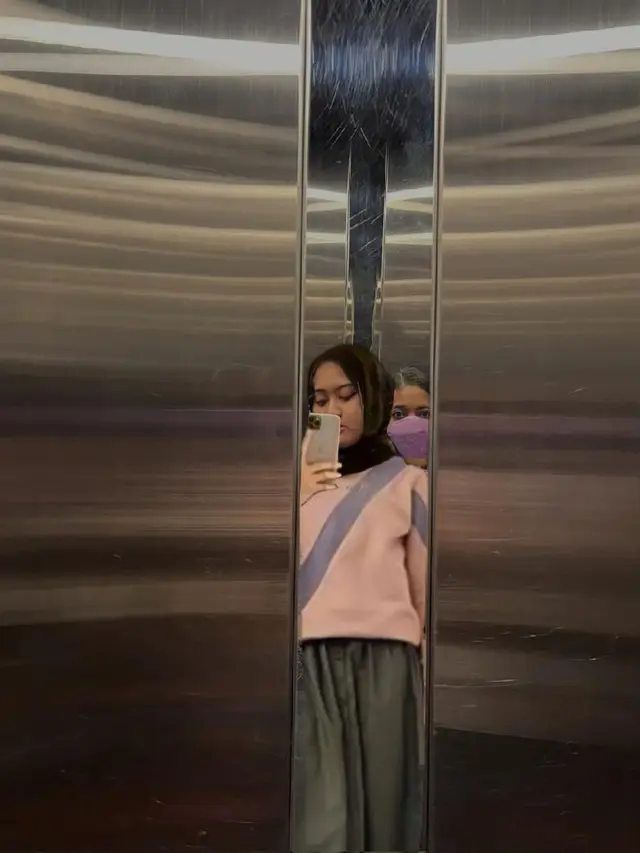 5 Editan Foto Kocak Netizen Saat Naik Lift Ini Bikin Senyum