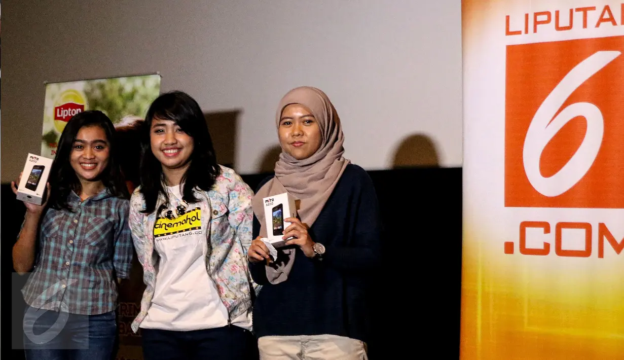 Keceriaan para Cinemaholic saat mendapat door prize usai nobar di studio Blitz Megaplex, Jakarta, Sabtu (8/8/2015). Cinemaholic bersama Liputan6.com gelar nonton bareng Mision Impossible Rogue Nation (Liputan6.com/Helmi Afandi)
