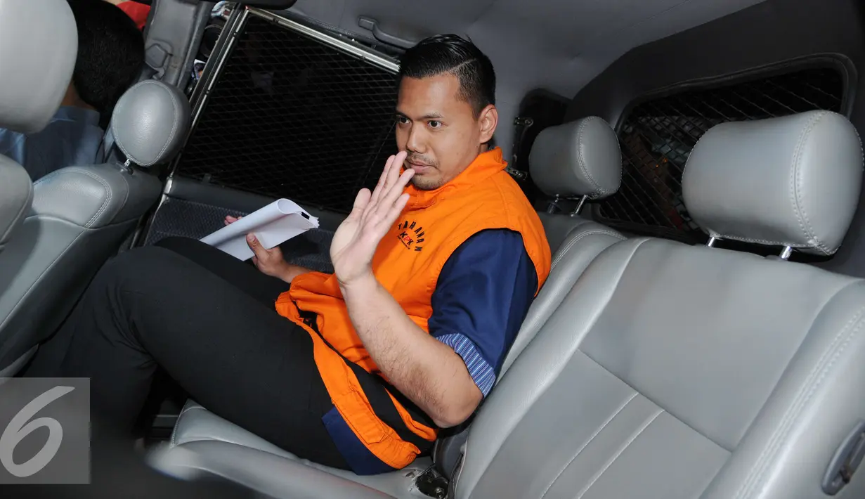 Pengusaha dari PT MTI, Muhammad Adami Okta enggan menjawab pertanyaan wartawan usai menjalani pemeriksaan KPK, Jakarta, Kamis (15/2). Okta dan rekannya terkena OTT KPK saat menyuap Deputi Bakamla sebanyak Rp. 2 Miliar. (Liputan6.com/Helmi Afandi)