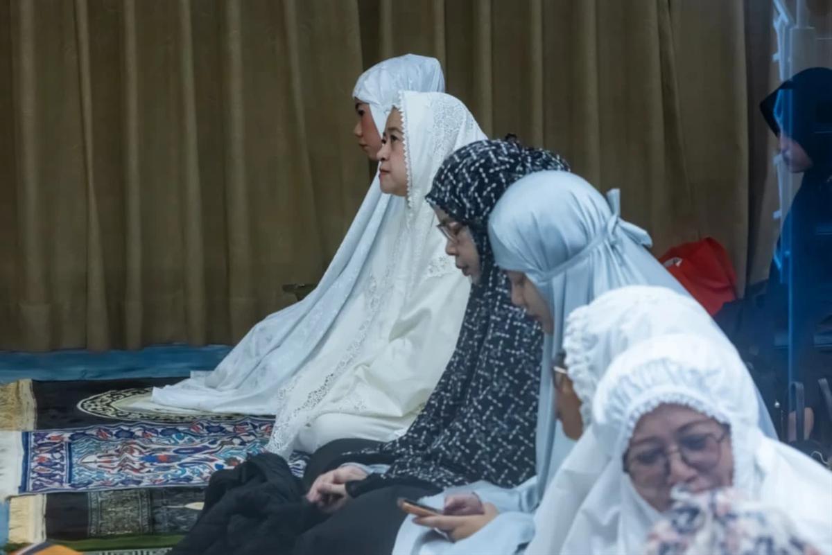 Salat di Masjid DPR, Puan Harap Iduladha 2026 Jadi Momen Rajut Kebersamaan dan Kepedulian Sosial
